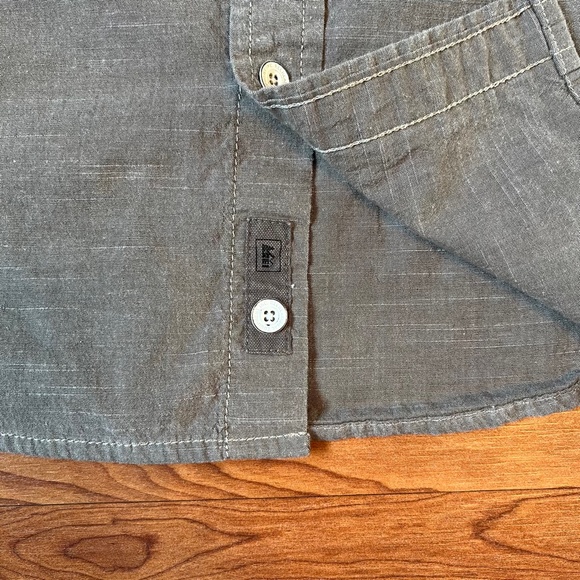 REI brand short sleeved Men's size XL button down shirt - Picture 3 of 9